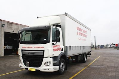 Lastas Trucks Danmark A/S har leveret en DAF CF 320 4x2 FA DC til Universal Transport & Flytteforretning