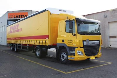 Flot ny DAF CF 370 FT SLC AS-T med en Kel-Berg 2 akslet city-gardintrailer til Skovby Transport